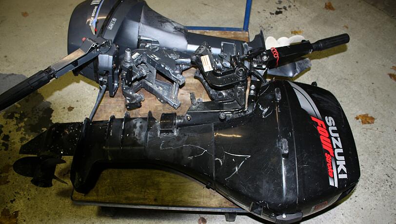 Einer der ausgebauten Bootsmotoren im Kofferraum Einer der ausgebauten Bootsmotoren im Kofferraum