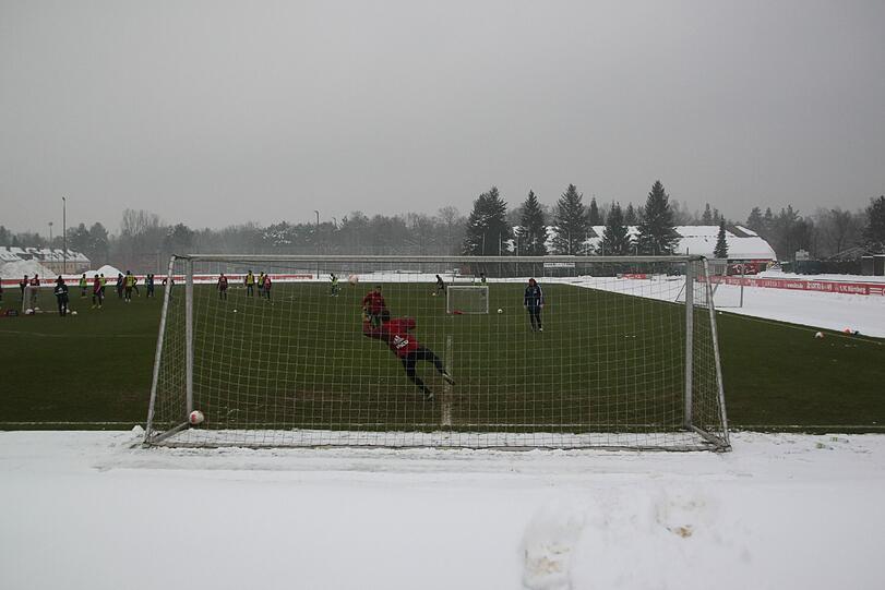 Die Keeper üben mit Torwarttrainer Adam Matysek. Raphael Schäfer fehlte nach seiner Nasen-OP am Vormittag.