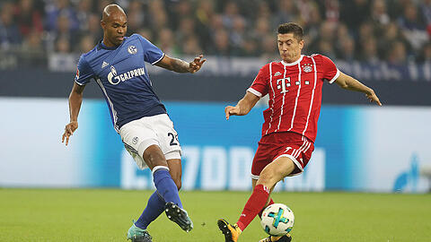 Zweikampf zwischen Schalkes Abwehrchef Naldo und Bayern-Stürmer Robert Lewandowski (rechts). Szene aus dem Hinspiel, das die Münchner mit 3:0 gewannen.