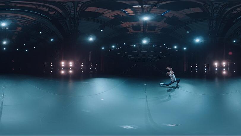 Ein Tänzer bewegt sich in der VR-Produktion &bdquo;shifting_perspective&ldquo; über die Augsburger Martinipark-Bühne.