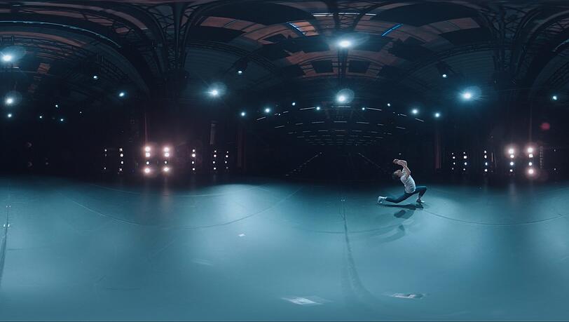 Ein Tänzer bewegt sich in der VR-Produktion „shifting_perspective“ über die Augsburger Martinipark-Bühne. Ein Tänzer bewegt sich in der VR-Produktion „shifting_perspective“ über die Augsburger Martinipark-Bühne.