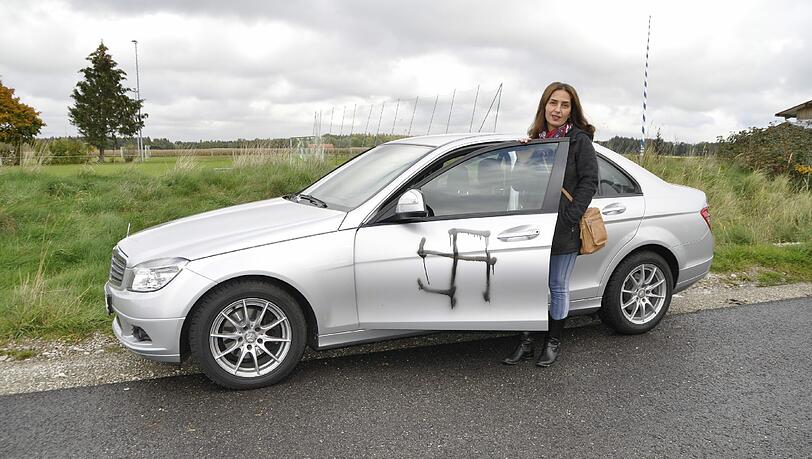 „Wir sind ganz normale Menschen.“ Gül Gürpinar hat keine Erklärung dafür, dass ausgerechnet ihr Auto beschmiert wurde. „Wir sind ganz normale Menschen.“ Gül Gürpinar hat keine Erklärung dafür, dass ausgerechnet ihr Auto beschmiert wurde.