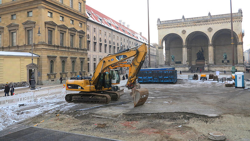Bagger am Odeonsplatz: Bis es wieder warm wird, soll hier ein Kälteerzeugungsschacht entstehen.