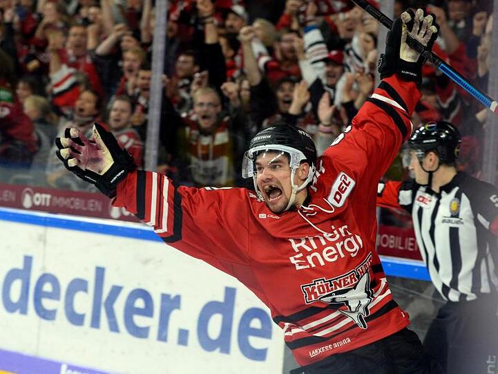 Haie Spieler Kevin Gagne jubelt über seinen Führungstreffer im Derby gegen Düsseldorf.
