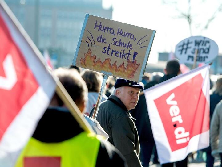 Mit einem Warnstreik haben die Gewerkschaften auch in Hamburg den Druck vor der nächsten Tarifverhandlungsrunde im öffentlichen Dienst der Länder verschärft.