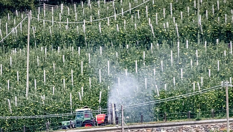 Ein Südtiroler Landwirt in Aktion. Den massiven Pestizideinsatz in der bekannten Apfelanbauregion kritisiert das Umweltinstitut. Dessen Agrarreferent Karl Bär steht deswegen heute erneut vor Gericht. Ein Südtiroler Landwirt in Aktion. Den massiven Pestizideinsatz in der bekannten Apfelanbauregion kritisiert das Umweltinstitut. Dessen Agrarreferent Karl Bär steht deswegen heute erneut vor Gericht.