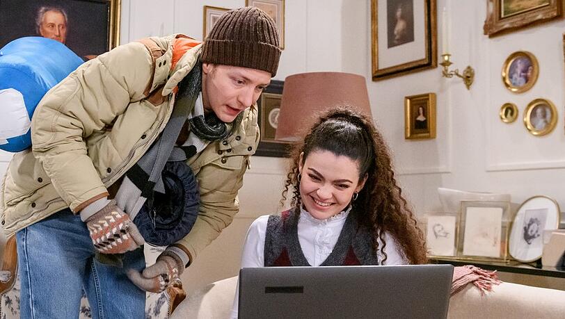 "Sturm der Liebe": Shirin versucht Gerry von der Idee, die Hochzeitsreise als Campingurlaub zu planen, abzubringen.