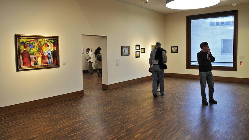 Besucher im Franz-Marc-Museum in Kochel, Bayern