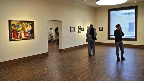 Besucher im Franz-Marc-Museum in Kochel, Bayern
