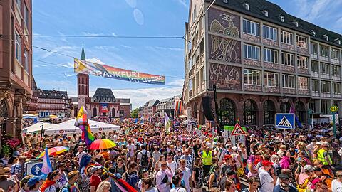 Rund um den Frankfurter Römerberg dominierten Regenbogenfahnen.