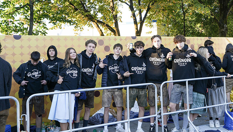 Schon beim Anstehen vor dem Einlass: Giesinger-Fans in entsprechendem Outfit. Schon beim Anstehen vor dem Einlass: Giesinger-Fans in entsprechendem Outfit.