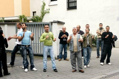 Selten kommt es im Lehel zu lautstarken Protesten. Nun mischten Bauerabeiter ein Richtfest auf, sie fühlen sich um ihr Geld betrogen.