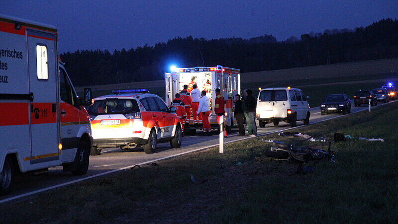 Am Mittwochabend ist es zwischen Peterskirchen und Tacherting zu einem schweren Unfall gekommen. Ein Motorrad-Fahrer ist beim Überholen mit einem entgegenkommenden PKW zusammengekracht. Durch die Wucht des Aufpralls wurde der 27-Jährige von seinem Motorrad geschleudert und dabei lebensbedrohlich verletzt. Er musste mit dem Hubschrauber ins Krankenhaus geflogen werden.