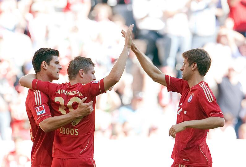 THOMAS MÜLLER (r.):  Hatte auf der rechten Offensivseite fast noch mehr Platz als Lahm hinten links. Tobte sich aus, holte einen Elfmeter raus und bereitete ein Tor vor. Arjen Robben darf sich so langsam Sorgen um seinen Platz auf der rechten Seite machen. Note: 2