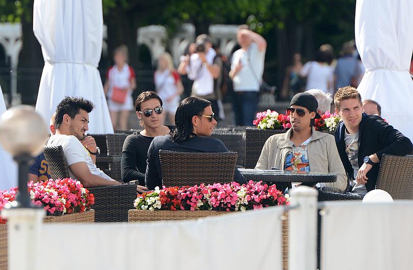US 5? Nein, DFB-Elf! Ihre Auszeit am Dienstag nutzen Ron-Robert Zieler, Mesut Özil, Ilkay Guendogan, Tim Wiese und Sami Khedira zum Flanieren durch Sopot. Medienwirksam, versteht sich: Auf den ersten Blick könnte man Jogis Jungs für eine Boyband halten.