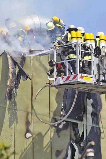 60 Feuerwehrleute sind am Dienstagnachmittag im Einsatz um den brennenden Dachstuhl eines sechsgeschossigen Bürogebäudes zu löschen. Verletzt wird niemand.