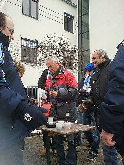 Viele Löwen-Fans freuen sich auf die Rückrunde und lassen sich vom Wetter nicht abschrecken.