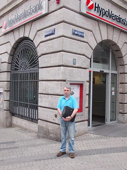 Hier hat alles angefangen, hier ging er bei seinem Stadtbummel wieder hin: Gustl Mollath vor einer HypoVereinsbank in Nürnberg - wo seine Ex-Frau gearbeitet hat.