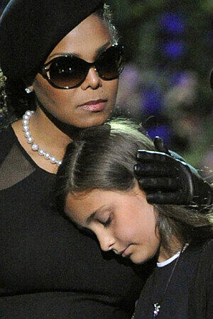 Die kleine Paris bei der Gedenkfeier für ihren verstorbenen Vater Michael Jackson im Jahr 2009.