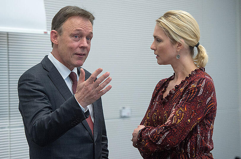 SPD-Fraktionschef Oppermann im Gespräch mit Bundesfamilienministerin Manuela Schwesig.