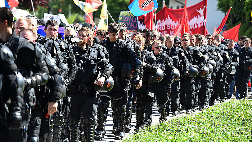 Bayerns Polizei im Dauerstress: Im letzten Jahr sammelten die Beamten rund zwei Millionen Überstunden an. (Archivbild) Bayerns Polizei im Dauerstress: Im letzten Jahr sammelten die Beamten rund zwei Millionen Überstunden an. (Archivbild)
