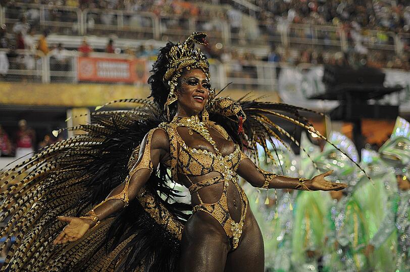 Athletische Tänzer, heiße Rhythmen und kunstvolle Kostüme - die Bilder vom Karneval aus dem Sambadrom in Rio de Janeiro.