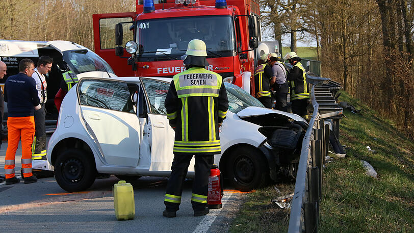 Bilder von der B15 im Landkreis Rosenheim, wo es zum schweren Verkehrsunfall mit einem Toten gekommen ist.