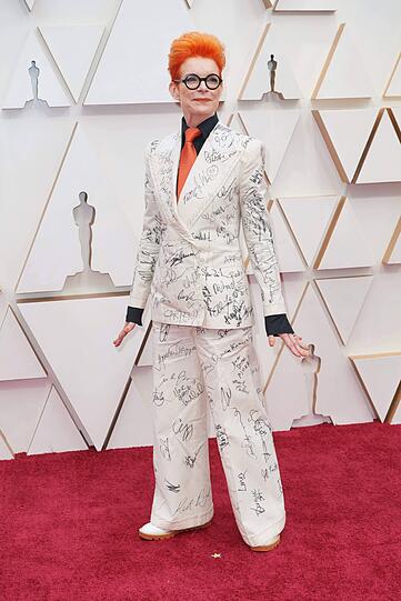 Flop: Statement ohne Stil. Kostümdesignerin Sandy Powell hat ihren Hosenanzug von diversen Hollywood-Stars signieren lassen und will ihn nun für einen guten Zweck versteigern. Nur, warum musste sie ihn ausgerechnet an diesem Abend tragen?