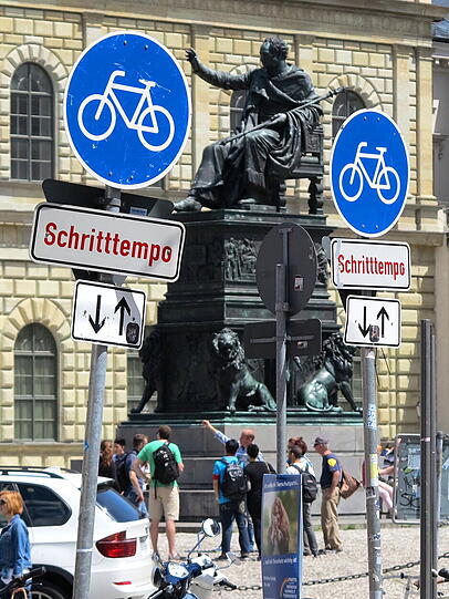 Seine Majestät Max Joseph befehlen Schritttempo. Und die Untertane meinen: richtig so, weil der Max-Joseph- Platz kein Nürburgring ist!