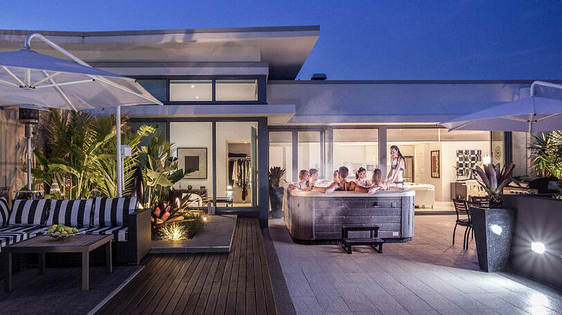Unter bestimmten Voraussetzungen kann man sich auch auf Balkon und Dachterrasse eine Wellness-Oase einrichten.