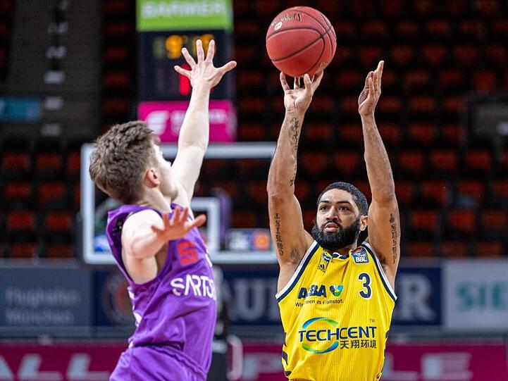 Bennet Hundt (l) aus Göttingen und Peyton Siva von Alba Berlin in Aktion. Foto: Tilo Wiedensohler/camera4/BBL/Pool/dpa