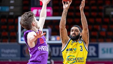 Bennet Hundt (l) aus Göttingen und Peyton Siva von Alba Berlin in Aktion. Foto: Tilo Wiedensohler/camera4/BBL/Pool/dpa