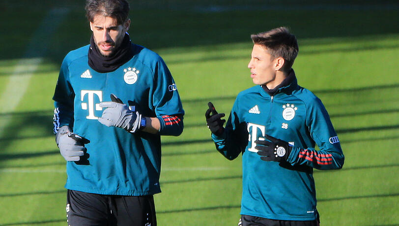 Konkurrenten im Mittelfeld: Javi Martínez (l.) und Tiago. Konkurrenten im Mittelfeld: Javi Martínez (l.) und Tiago.