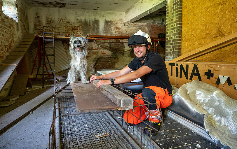 Fabian Puchelt von der Rettungshundestaffel der Freiwilligen Feuerwehr Hochbrück und sein acht Monate alter Pyrenäenschäferhund (Berger des Pyrénées) Paula nehmen an einer Übung von verschiedenen Katastrophenschutzorganisationen auf einem ausgebauten Trümmergelände nördlich der bayerischen Landeshauptstadt teil.