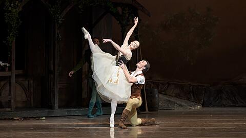 Prisca Zeisel und Emilio Pavan in Peter Wrights Version des Klassikers "Giselle" im Nationaltheater.