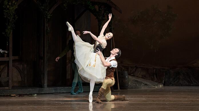 Prisca Zeisel und Emilio Pavan in Peter Wrights Version des Klassikers "Giselle" im Nationaltheater.