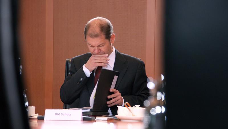 Augen zu, Zähne zusammen, und durch: Sozialminister Olaf Scholz und sein Rentenerhöhungs-Plan.