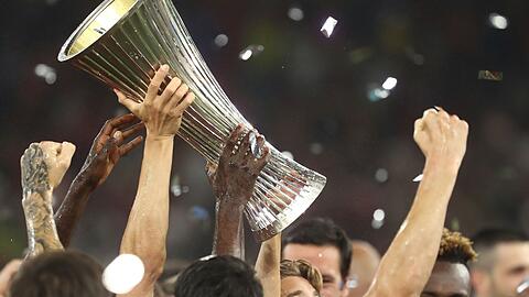 Spieler von Rom feiern mit der Trophäe.