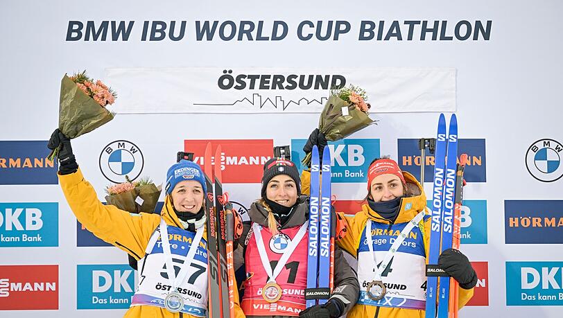 Zum Auftakt wurden Franziska Preuß (l) und Vanessa Voigt (r) hinter Siegerin Lisa Vittozzi Zweite und Dritte.