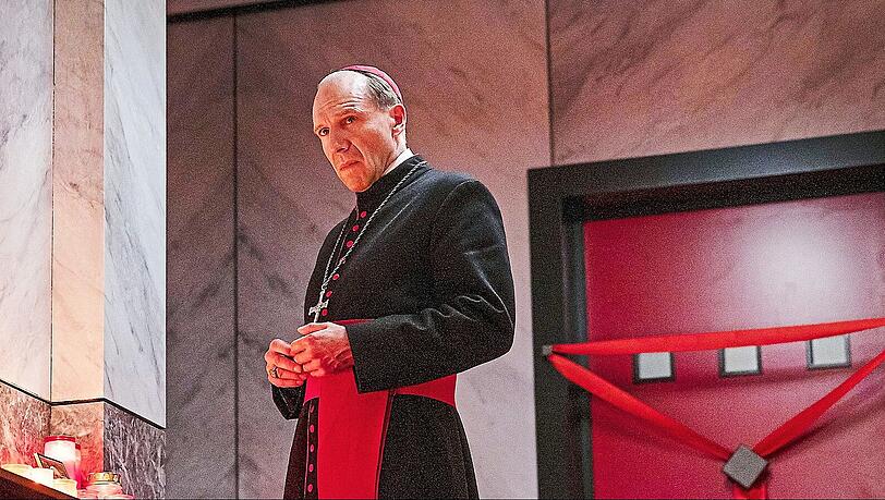 Kardinal Lawrence (Ralph Fiennes) vor der versiegelten Tür des vestorbenen Papstes. Nun muss ein Nachfolger gewählt werden. Kardinal Lawrence (Ralph Fiennes) vor der versiegelten Tür des vestorbenen Papstes. Nun muss ein Nachfolger gewählt werden.