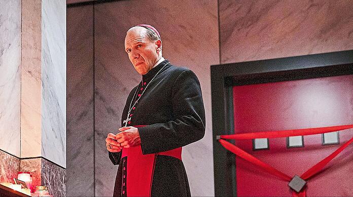 Kardinal Lawrence (Ralph Fiennes) vor der versiegelten Tür des vestorbenen Papstes. Nun muss ein Nachfolger gewählt werden.