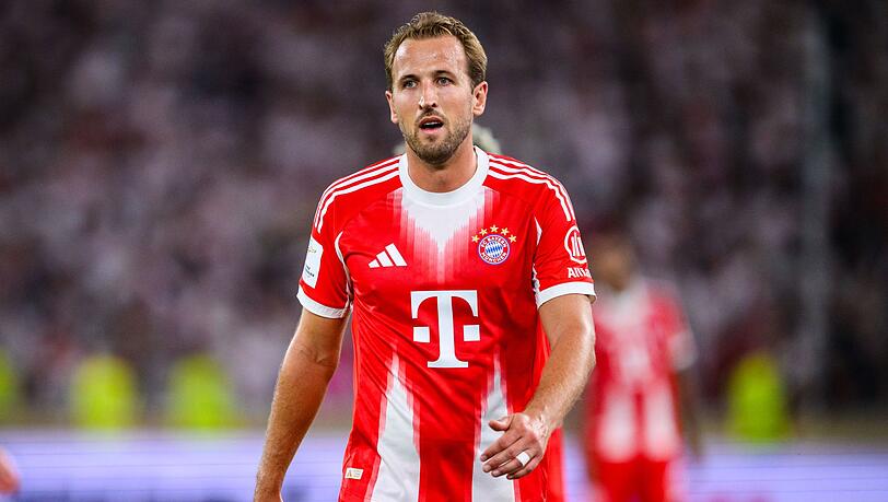 Das große "T" auf den Bayern-Trikots - hier bei Harry Kane - symbolisiert die Partnerschaft des Rekordmeisters mit der Telekom.