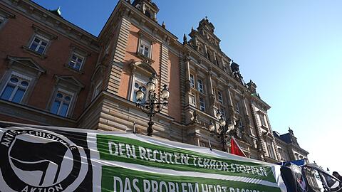Vor dem Gericht gab es Protest gegen "rechten Terror".