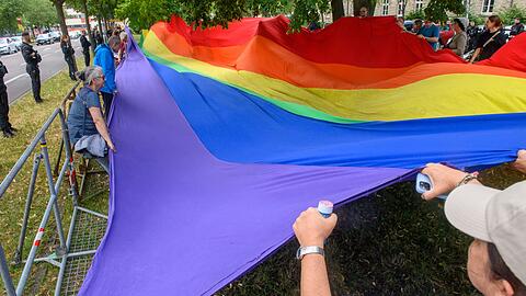 Gegendemonstranten zeigten in Magdeburg eine gro&szlig;e Regenbogenfahne. Die AfD meint laut ihrem 100-Tage-Programm, die Fahne stehe "f&uuml;r die Entwertung der Familie und der tradierten gesellschaftlichen Normalit&auml;t".