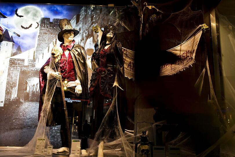 Diese Hexen und Gespenster zaubern und gruseln bei Galeria Kaufhof am Marienplatz im Schaufenster.