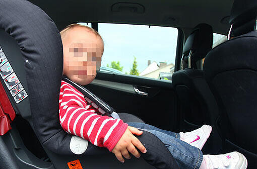 Bei einem Unfall auf der A3 wird ein Junge (18 Monate) in seinem Kindersitz aus dem Auto geschleudert. Er bleibt unverletzt, während seine Mutter und die zwei Brüder schwer verletzt werden. (Symbolbild)