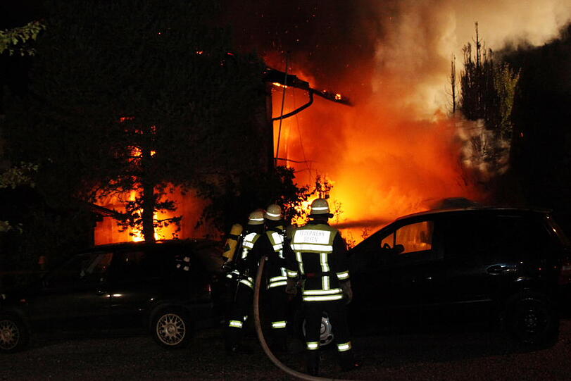 Wohnhaus und Pkw in Mühltal in Vollbrand. Bilder vom Großeinsatz der Feuerwehr.
