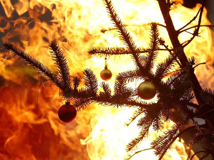Die Feuerwehr hat zu Demonstrationszwecken einen Weihnachtsbaum angezündet. (Symbolbild)