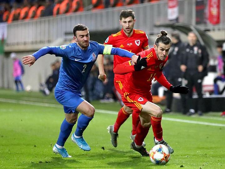 Der Waliser Gareth Bale (r) setzt sich mit dem Ball gegen Gara Garayev aus Aserbaidschan durch.