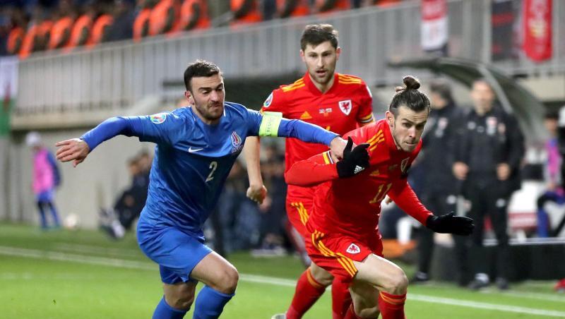 Der Waliser Gareth Bale (r) setzt sich mit dem Ball gegen Gara Garayev aus Aserbaidschan durch. Der Waliser Gareth Bale (r) setzt sich mit dem Ball gegen Gara Garayev aus Aserbaidschan durch.